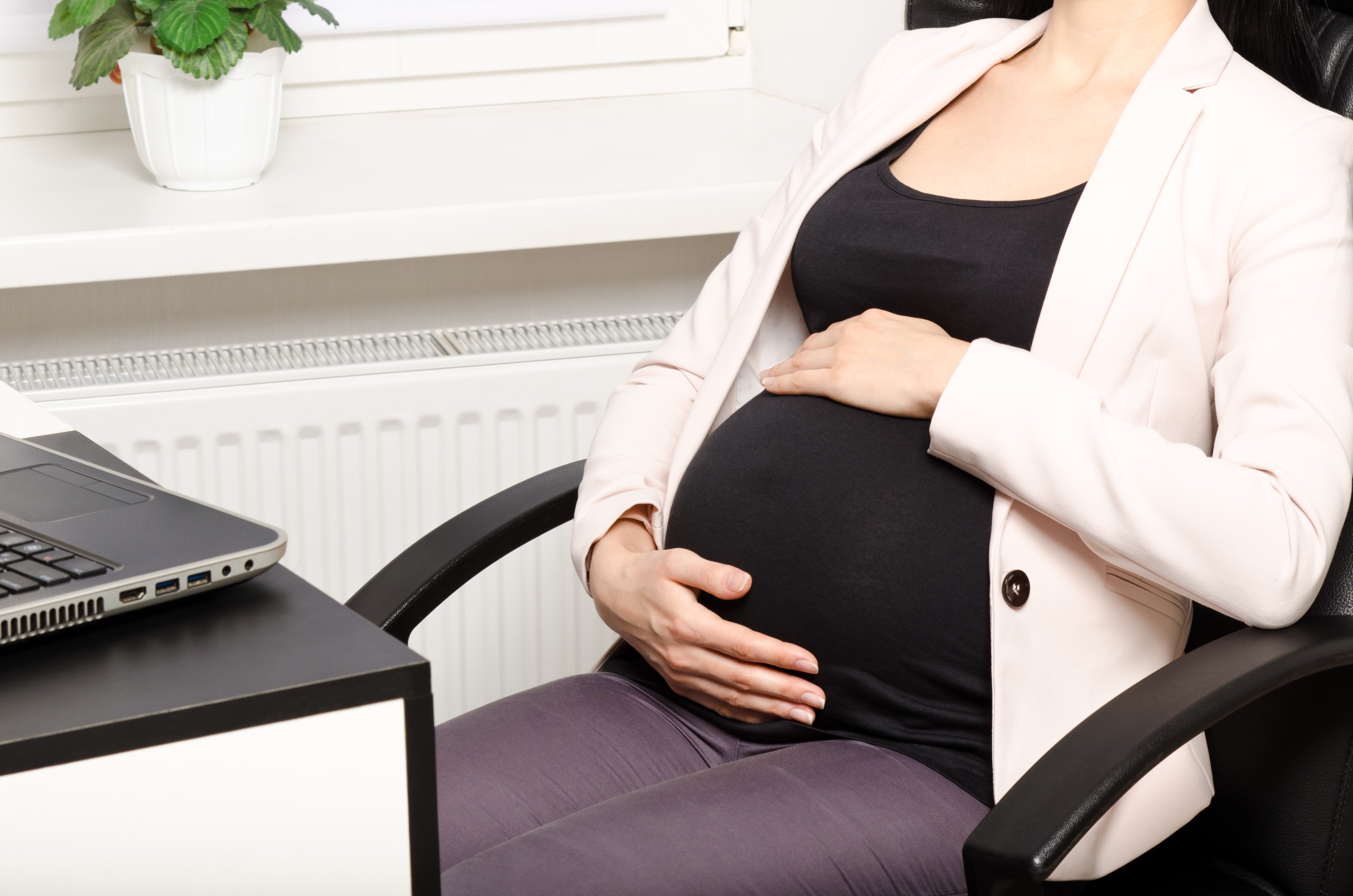 Женщина беременна без работы. Беременная женщина с кошельком. Taking Maternity leave или. Maternity leave. Pregnancy and Maternity discrimination.